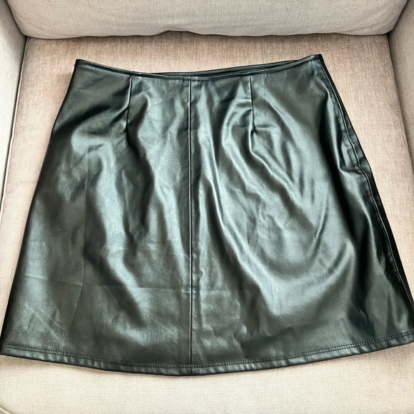 Kendall & Kylie faux leather mini skirt
Black size medium - Picture 2 of 7
